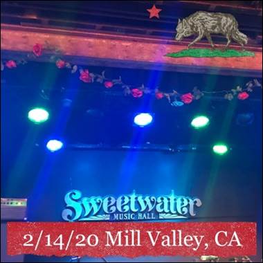A stage with lights and a sign

Description automatically generated