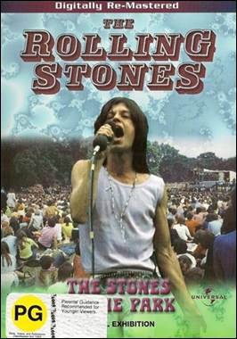 A person singing into a microphone

Description automatically generated