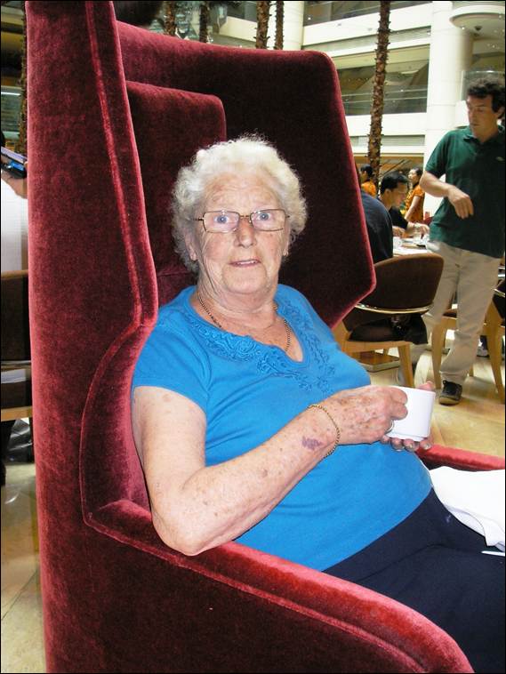 An old person sitting in a red chair

AI-generated content may be incorrect.